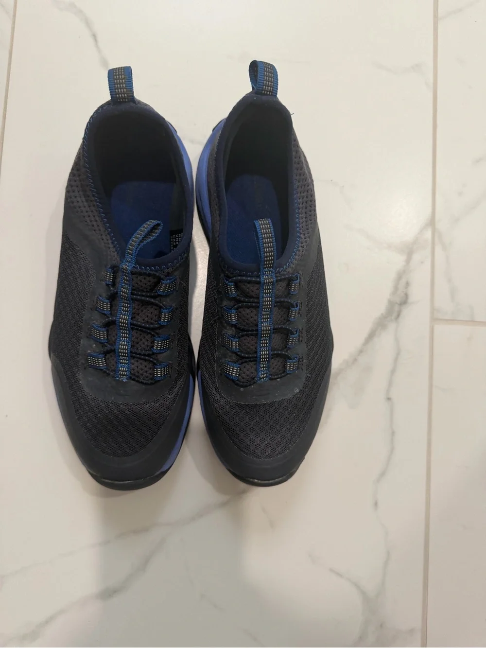 L.L. Bean Kids size 2 watershoes / outdoor in Black and Blue